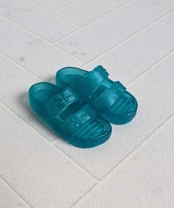 Nuevo BARBIE Viaje VACACIONES DIVERSIÓN Muñeca Zapatos AZUL Chanclas SANDALIAS Para PIES PLANOS - Imagen 1 de 3