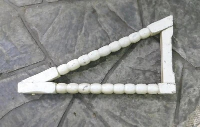 Antiguo soporte de estante para letrero torneado pintado beige madera vintage muebles salvamento Foto 1 de 4