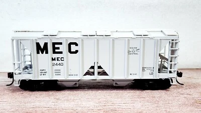 Maine Central RR 70 Ton 2 Bay Covered Hopper 2440 Bowser 56374 Owner Built HO - Image 1 of 4