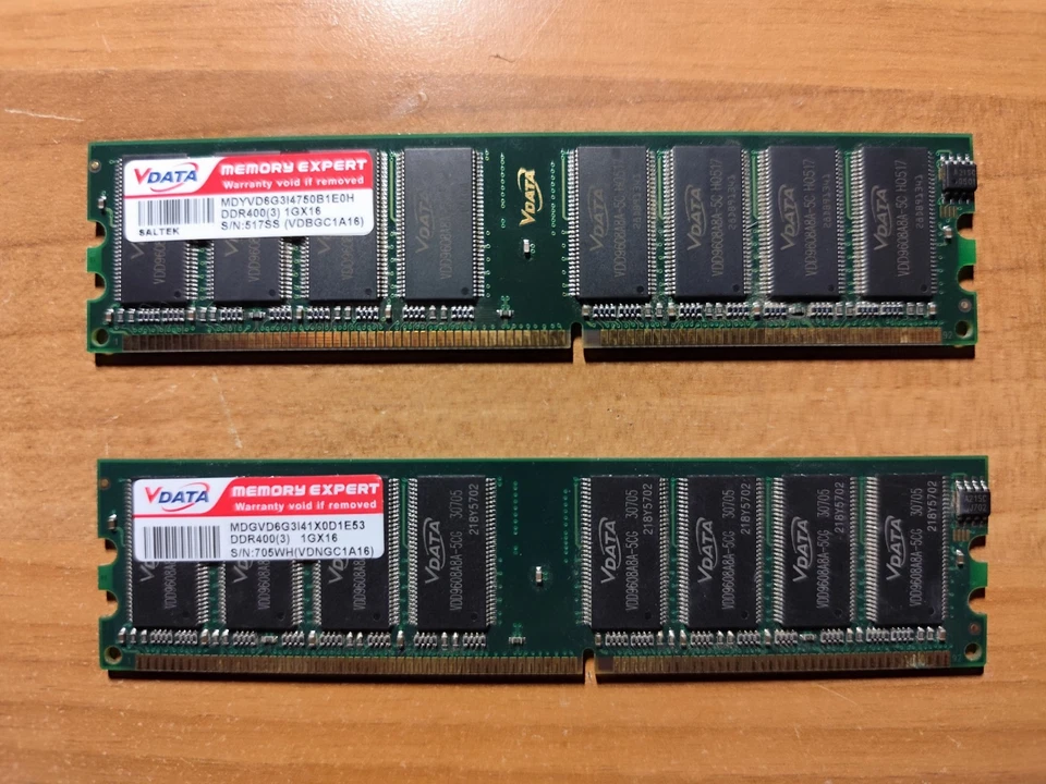 2x RAM V-Data DDR400 1GB (2GB Totali) – PC3200 Desktop Memory Expert – Testate - Immagine 1 di 2