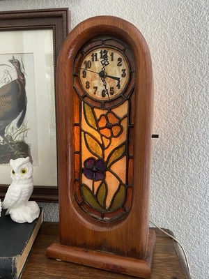 Lámpara de reloj de madera vintage hecha a mano con vitral de imitación reloj a batería Foto 1 de 4