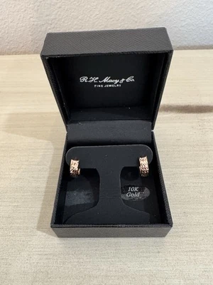 Pendientes de aro gruesos pequeños Macy’s de oro amarillo macizo de 14 quilates redondos con corte de diamante Foto 1 de 4