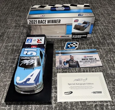 Martin Truex Jr #51 2021 seguro de propietarios de automóviles Bristol Dirt Win 1:24 autografiado Foto 1 de 4