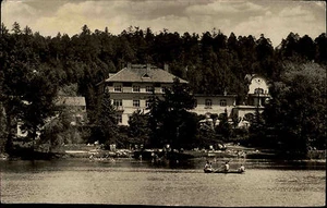 Jevany Tschechien AK frankiert 1957 Hotel Jevany am See Boot Badegäste Wald - Picture 1 of 2