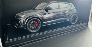 MR Collection Modell Lamborghini Urus 1:18 Modellauto schwarz auf schwarz/rot Spec - Bild 1 von 11