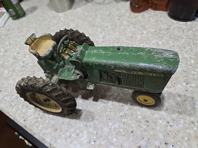 John Deere "3020" by Ertl in 1:16th  metal rims / Plastic and 4 levers on dash - Image 1 of 4