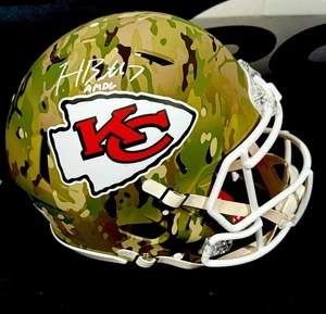 Casco AUTÉNTICO Camuflaje Firmado Harrison Butker Tamaño Completo Kansas City Metabilia Certificado de Autenticidad - Imagen 1 de 3