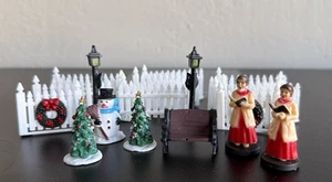 22 Stück Winter Weihnachtsdorf ~ Weihnachtslieder, Schneemann, Bäume, Lampen, Bank, Zaun - Bild 1 von 8