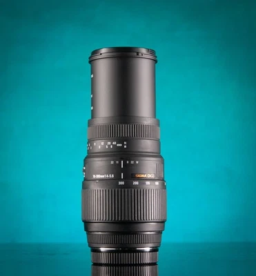Sigma 70-300mm F4-5.6 DG Macro Autofocus Telephoto Zoom Lens Sony A Mount - Image 1 of 4
