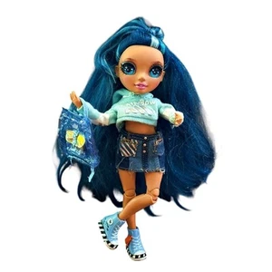 Rainbow High Jr Junior Skyler Bradshaw blau 9 Zoll Puppe Outfit Rucksack Schuhe - Bild 1 von 9