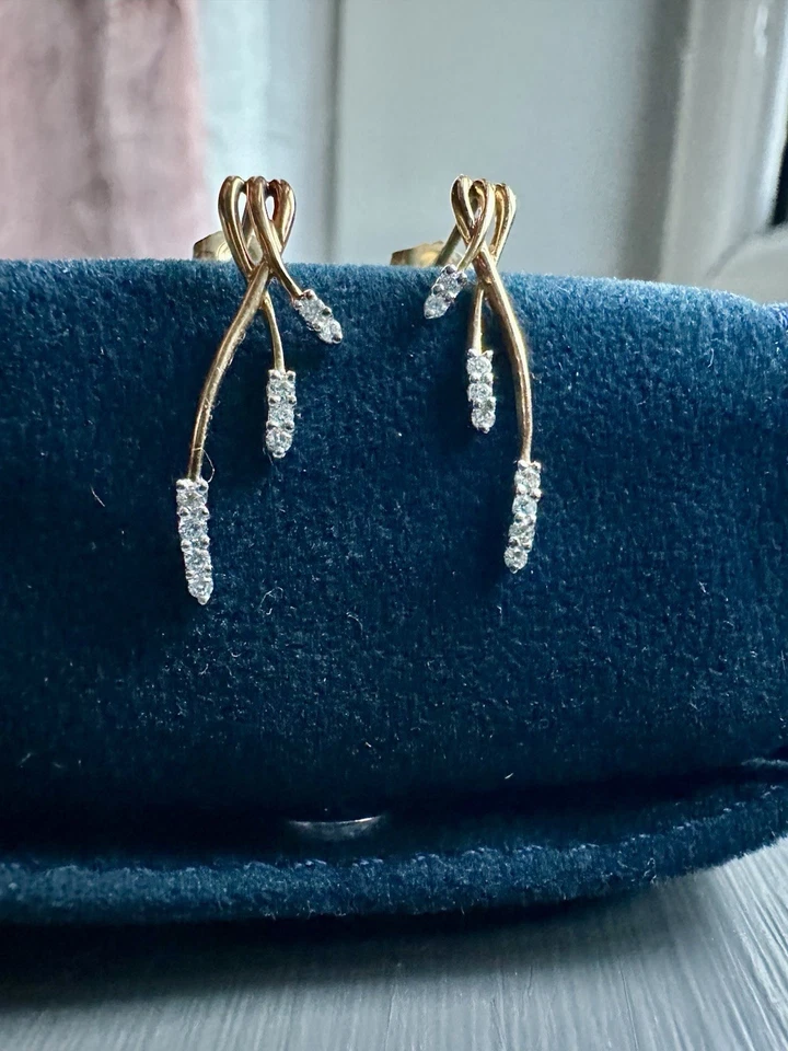 18ct Gold & Diamond Drop Earrings – London Hallmark – 2.3cm – 0.10ct TCW - Image 1 of 4