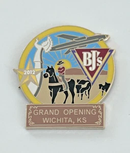 BJS Restaurant Mitarbeiter Werbung Eröffnung Wichita KS 2012 Anstecknadel - Bild 1 von 3