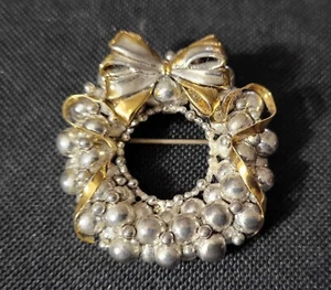 Vintage BEST Silvertone & Gold Tone Holiday Wreath Brooch Pin / Necklace Pendant - Picture 1 of 2