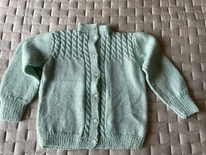 Vintage Baby / Kleinkind handgestrickter Pullover weich grün mit schöner Zopfmuster - Bild 1 von 2