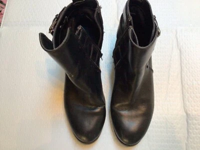 Botas de tornozelo Old Navy pretas MOTO tamanho 6 fivela dupla - Imagem 1 de 4