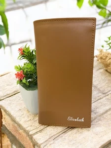 Cartera de cuero tostado personalizada bloqueo RFID delgada doble pliegue con nombre grabado - Imagen 1 de 4