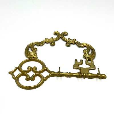Llave victoriana vintage de latón cepillado tono dorado montaje en pared tres ganchos para llaves Foto 1 de 4