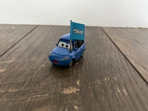 Disney Pixar Cars Matthew True Blue McCrew Metall Diecast Auto "King" Flagge 1:55 - Bild 1 von 4