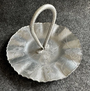 Vassoio snack e caramelle in alluminio design vintage con manico, design floreale 6" - Foto 1 di 12