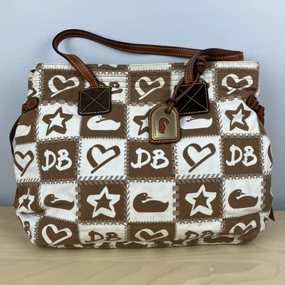 Bolso de Hombro de Tela Dooney & Bourke Blanco y Marrón Pato Corazón Estrella Patrón Foto 1 de 4