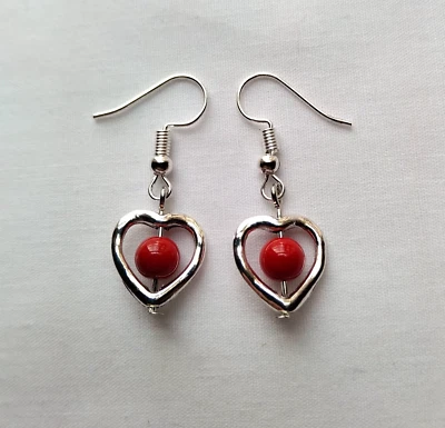 Pendientes colgantes corazón tono plata con cuentas de vidrio rojo hechos a mano simple amor moderno Foto 1 de 4