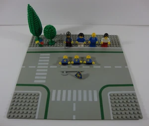 Lego Vintage Town Square Castle Scene 1592 Minifigures Baseplate Parts & Pieces - Picture 1 of 13