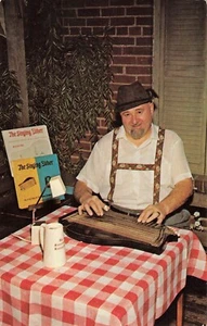 Lederhosen Mann spielt singende Zither Willie Dittrich Amana Iowa Vintage Postkarte  - Bild 1 von 2