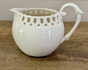 Crema de porcelana fina blanca Graces Teaware Heirloom, delicado borde recortado - Imagen 1 de 8