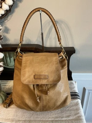 RARO Bolso de Hombro Mochila Convertible Frye Jenny Beige Camel Venta al por menor $458 Foto 1 de 4