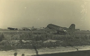 Frankreich Militär Luftfahrt Flugzeug Douglas C-47 Skytrain? Altes Schnappschuss Foto 1950 - Bild 1 von 3