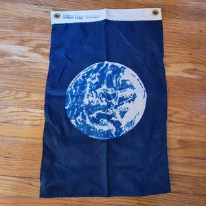 John McConnell 1969 bandera del día de la Tierra reloj lunar de colección diseño fotográfico Apolo 10 11"x18" - Imagen 1 de 7