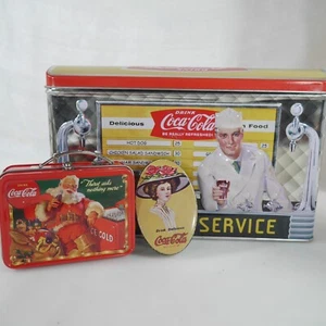 3 Coca-Cola Dosen - Soda Shop Diner, Weihnachtskoffer, Lady Pillendose -  - Bild 1 von 5
