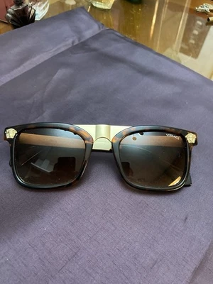 Gafas de sol vintage Versace doradas negras geométricas Medusa para hombre Foto 1 de 4