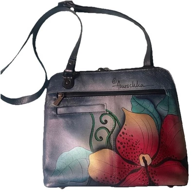 CARTERA DE HOMBRO FLORAL DE CUERO PINTADO A MANO Anna by Anuschka Foto 1 de 4