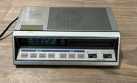Vintage GE General Electric FM/AM Dual Alarm Digital Clock Radio 7-4663A Tested Cover