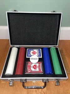 Poker Set w/200 Plastic Chips, Monte Carlo & Bicycle Card Decks in Aluminum Case - Picture 1 of 3