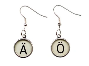 Ä Ö Ü Umlaute Ohrringe Schreibmaschine ABC Initialen Ü+ WUNSCHBUCHSTABE weiß - Picture 1 of 1