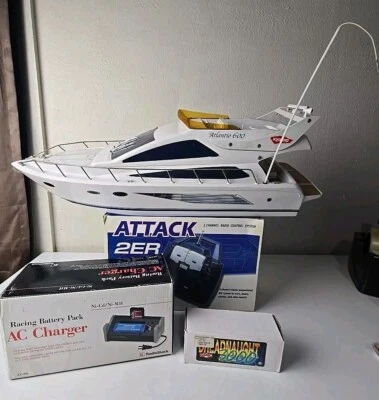 Vintage Kyosho Alantio 600 RC Boat with Futaba Attack 2ER 2-Channel Transmitter - Image 1 of 4