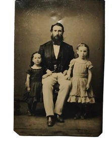 Antikes Farbfoto viktorianische Familiengruppe Vater Kinder  - Bild 1 von 6