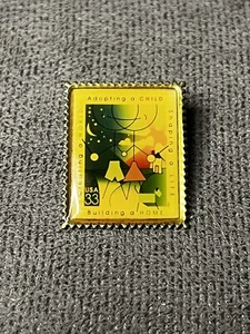 Adopt A Child Shaping A Life Waisenhaus Bewegung USPS Briefmarke Anstecknadel 1 Zoll - Bild 1 von 5