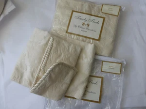 NUOVO CON SCATOLA TEMPESTIVAMENTE RITROVAMENTI CREAZIONI CLASSICHE DALLAS 2 KING SHAMS AVORIO/LGT BEIGE VINTAGE - Foto 1 di 5