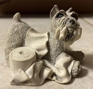 "Estatuilla de perro cachorro Stone Critters Schnauzer con rollo de papel higiénico de 2,75"" de largo" - Imagen 1 de 7