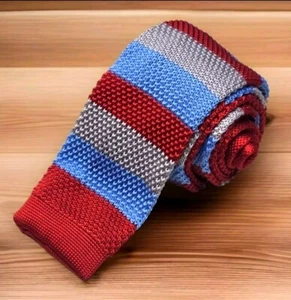 Gestrickte Herrenkrawatte mit eckigem Ende rot blau grau gestreift. 58 Zoll schön - Bild 1 von 4