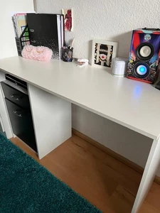 Schreibtisch in Weiß und Schwarz – wie neuKeine Kratzer, sehr gepflegt - Bild 1 von 3