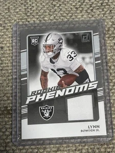 LYNN BOWDEN JR 2020 DONRUSS "ROOKIE FENOMS" RAIDERS CAMISETA USADA PARCHE RELIQUIA RC - Imagen 1 de 1