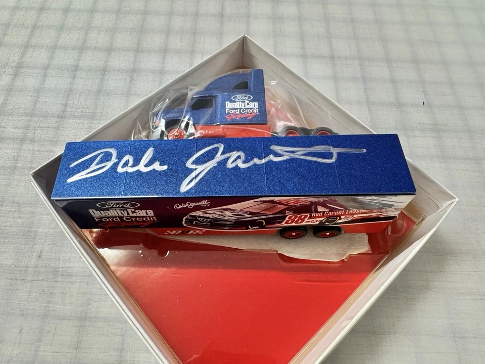 Transportador NASCAR ASSINADO Dale Jarrett Quality Care 1/64 - Imagem 1 de 1