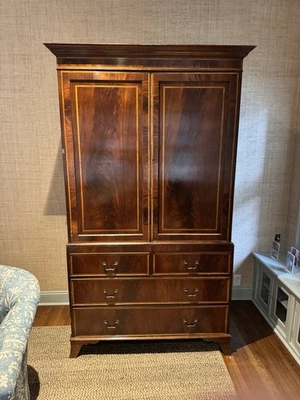 Armario tradicional de caoba con cajones y puertas con paneles Foto 1 de 3