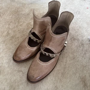 Freebird by Steven BLADE ausgeschnittene Stiefeletten hellbraun silberner Riemen abgenutztes Leder 9 - Bild 1 von 10