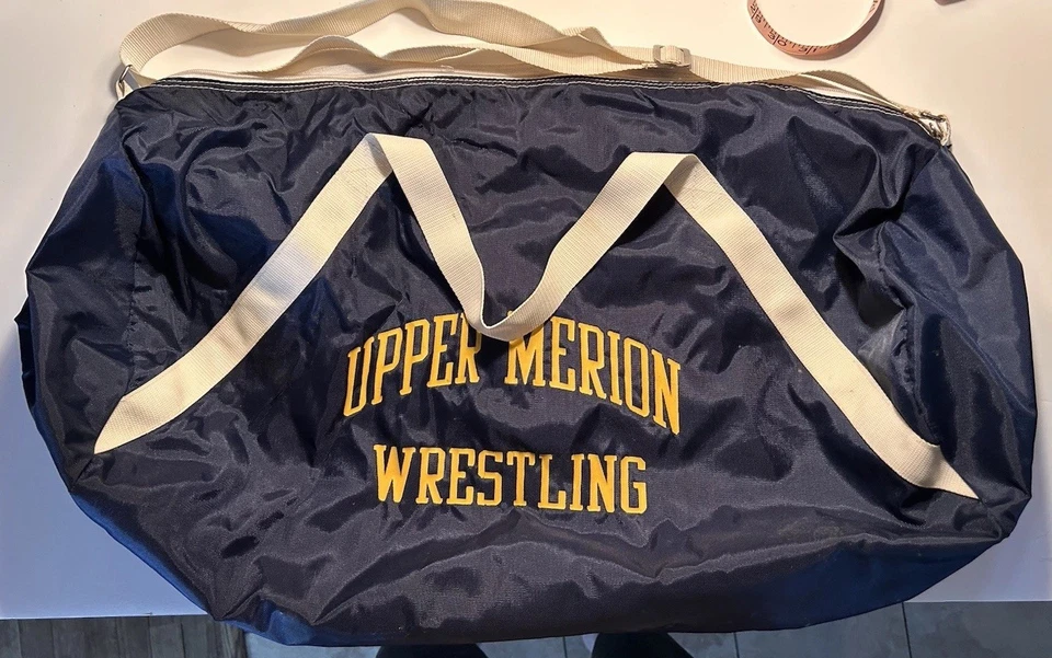 LUCHA LIBRE MERIÓN SUPERIOR impresa en texto amarillo. Cuenta con dos correas color lite Foto 1 de 4