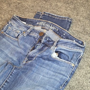 Pantalones de mezclilla ajustados súper elásticos American Eagle Outfitters azul lavado talla 6 - Imagen 1 de 9
